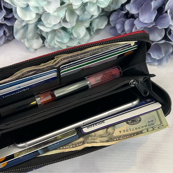 DC Comics Wonder Woman Clutch Wallet - Picture 8 of 15